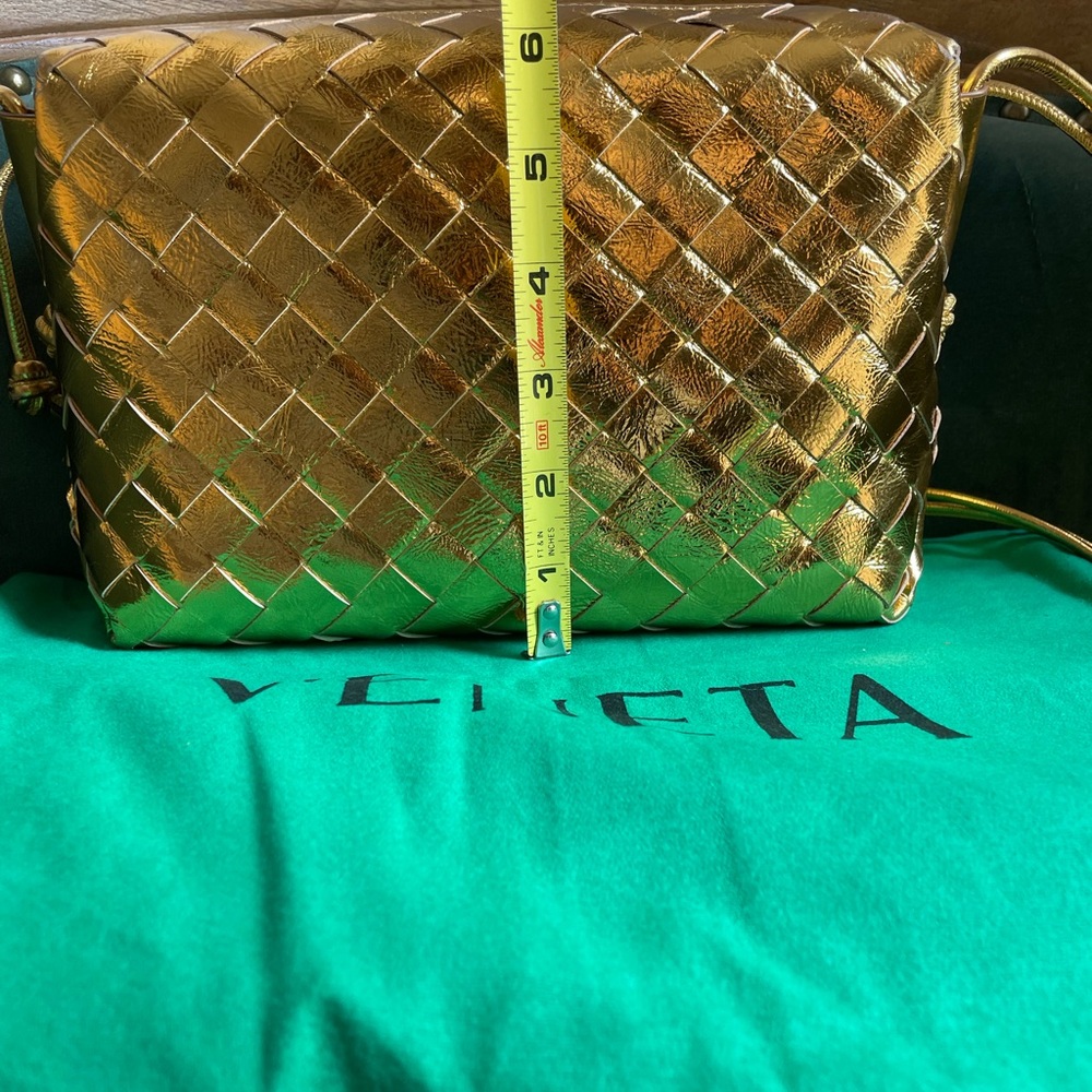 Beautiful buttery gold metallic 100% leather crossbody bag! - Picture 5 of 10